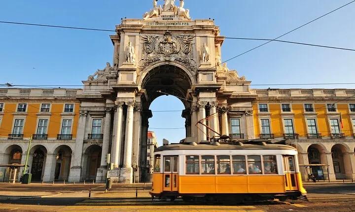Lisbon Scavenger Hunt and Highlights Self-Guided Tour