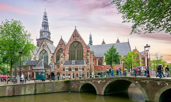 Amsterdam Red Light District Treasure: Self-Guided Tour & Quest