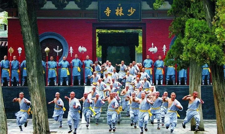 Private Day Tour to Shaolin Temple with Kungfu Show from Chengdu by Air