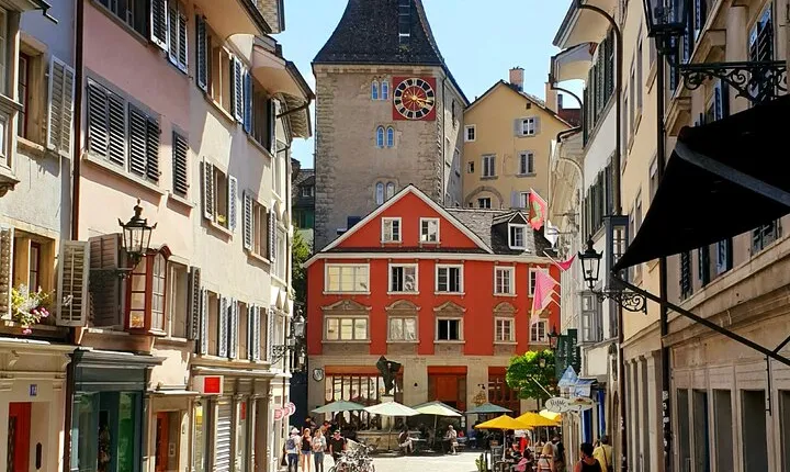 Einstein in Zurich: Walk in Time Exploration Game and Tour