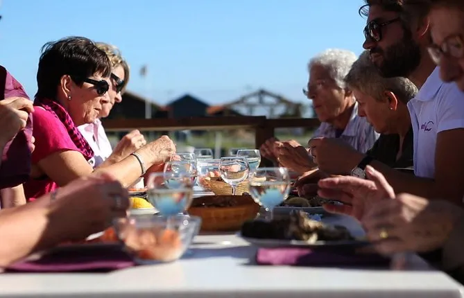 Bordeaux Super Saver: Small-Group Trip to Arcachon with Oyster Tasting and Lunch plus Médoc Wine Tour