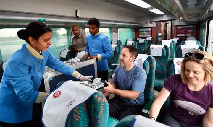 Luxury train tour from Delhi to Agra