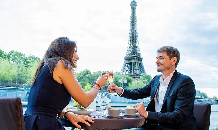 Early evening Dinner Cruise with drinks by Bateaux Parisiens