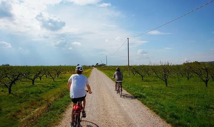 E-bike adventure among medieval castles and old villages