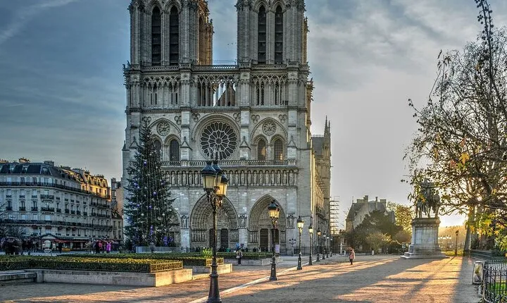 Notre Dame Interior Guided Tour with Scheduled Group Access