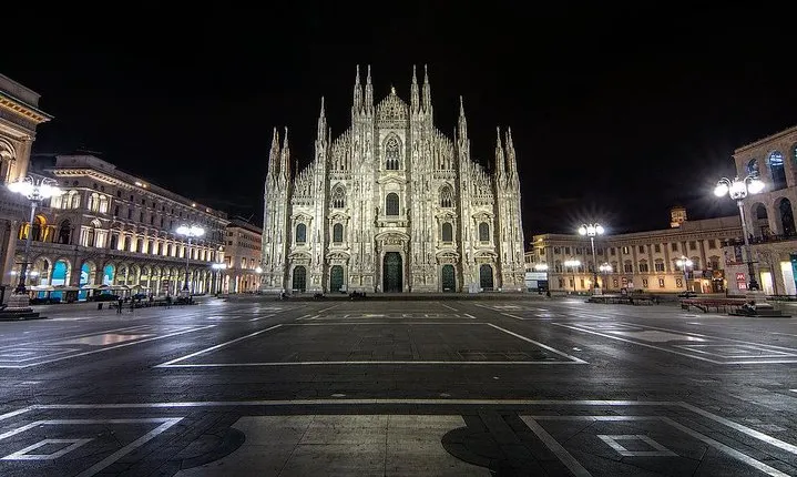 Milan private guided tour by night