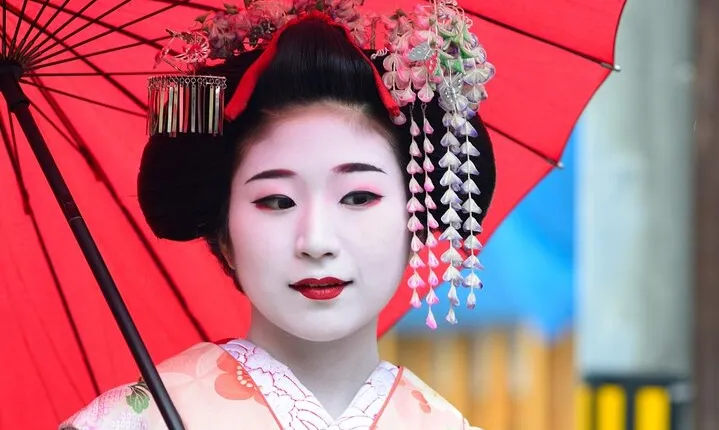 Geisha Show in Japanese Traditional Garden in Kyoto