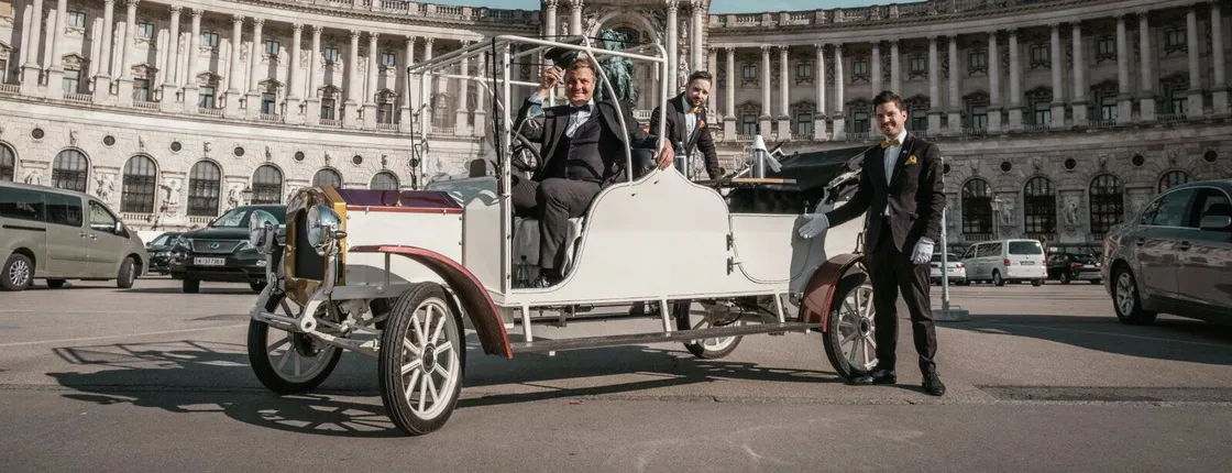 Vienna sightseeing tour in a classic electric car