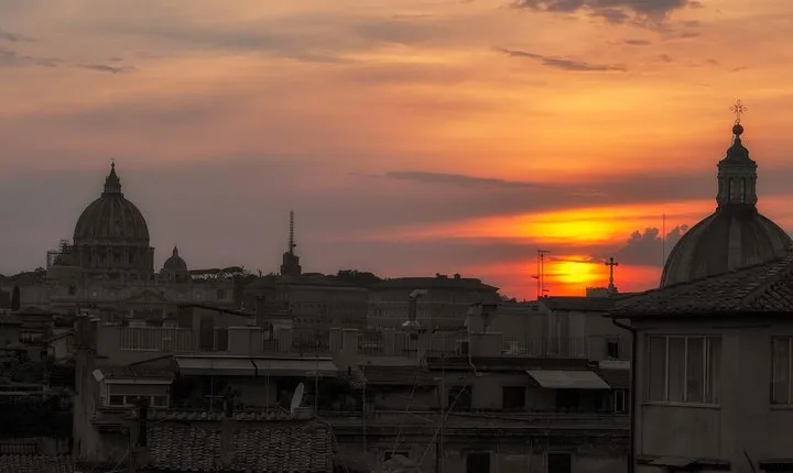 Sunset in Rome Sightseeing and Piazzas with appetizer