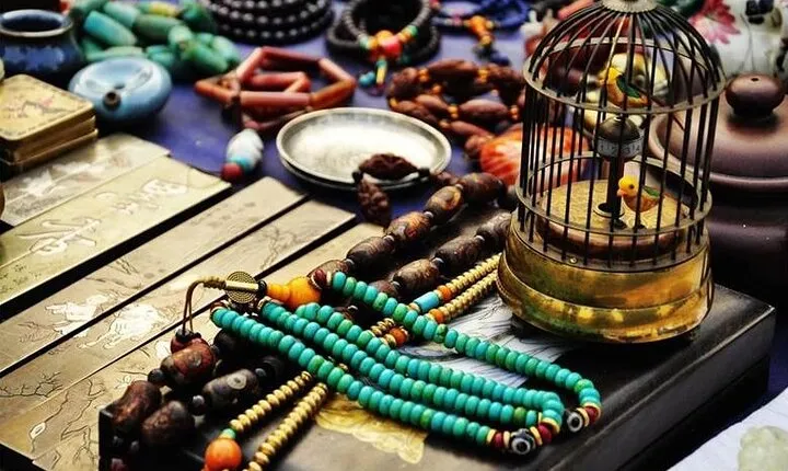 Private Tour to Panjiayuan Antique Market, 798 Art District &More