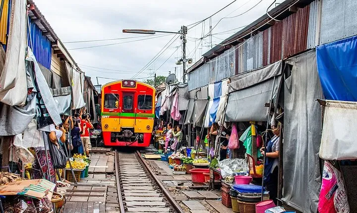 Incredible Damnoen Saduak Floating Market & Maeklong Railway