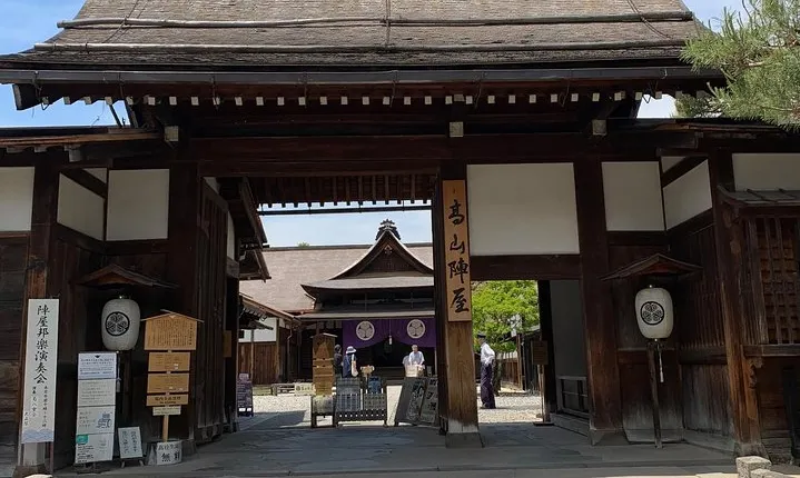 Takayama Old Town Walking Tour with Local Guide