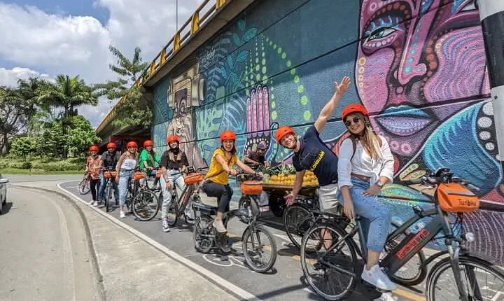 Medellín: The Essential E-bike City Tour with Typical Drink