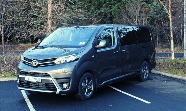 Private Keflavik Airport Transfer (Round trip)