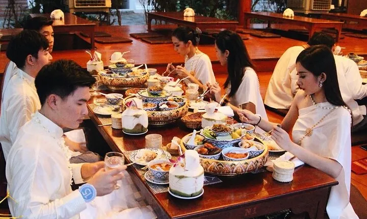 Traditional Khantoke Dinner & Cultural Show Tour in Chiang Mai