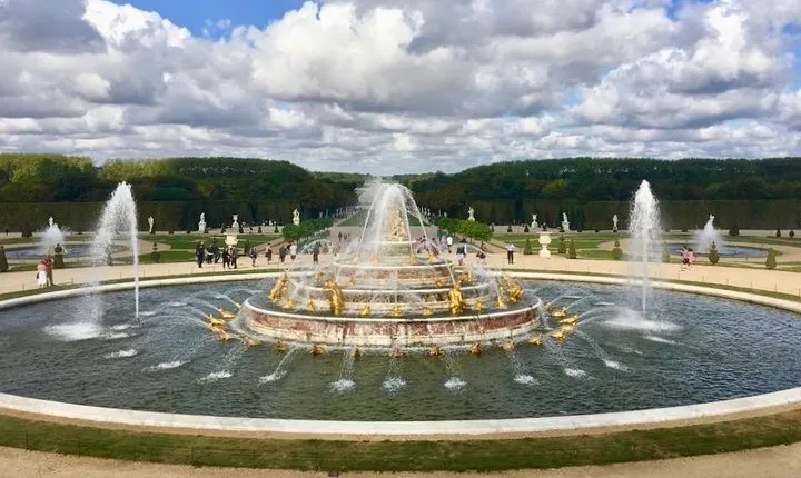 Versailles Palace and Giverny Private Guided Tour from Paris