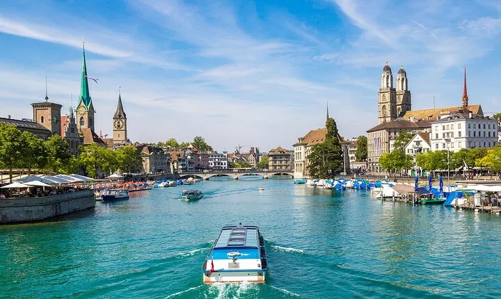 Zurich Small-Group Walking Tour Including a Lake Cruise