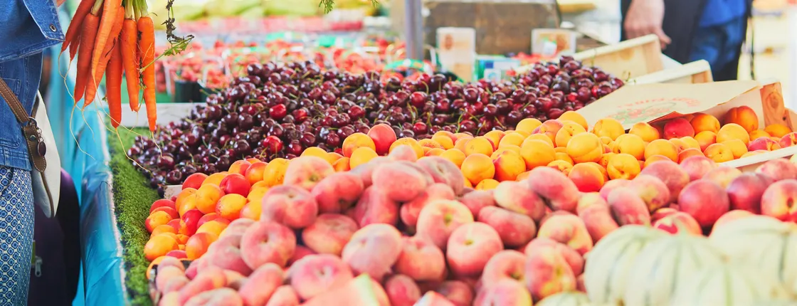 Street market tour with lunch and wine-tasting session