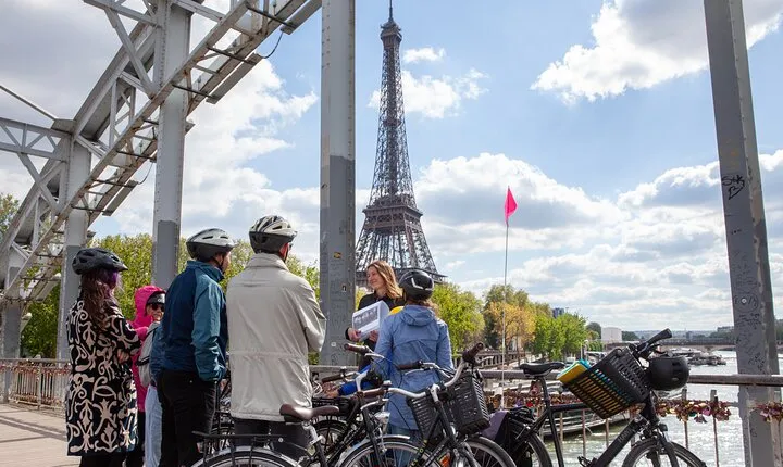 Paris Small Group Guided Bike Tour of Must-See Sights
