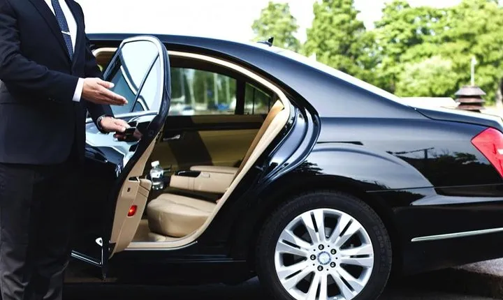 Mont-Tremblant to Montreal Airport private transfer - Sedan 3 passengers maximum