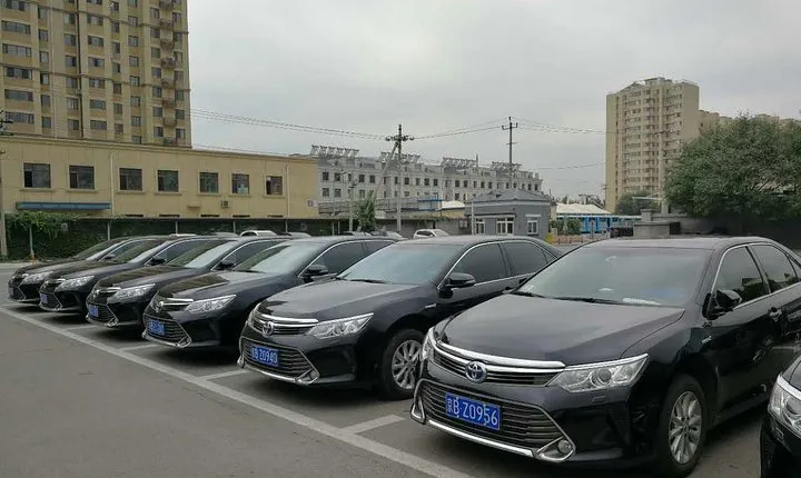 Private high-end made-to-measure airport pick up & drop off VIP service