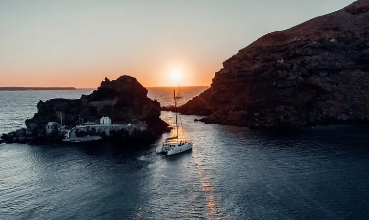 Romantic Sunset Catamaran Caldera Cruise incl. Meal & Drinks