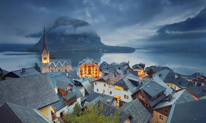 Sightseeing transfers from Vienna to Salzburg with a 4-hours stop in Hallstatt