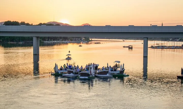 Floating Dinner Vienna: Private Dinning Experience on Danube