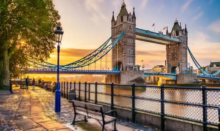 Skip-the-line Tower Bridge and Tower of London Private Tour