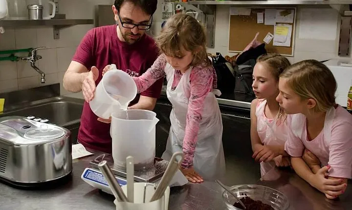 Rome: Private Pasta & Cake Traditional Cooking Class for Families
