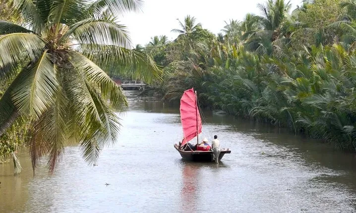 Mekong relaxing boat cruise through quiet canal (1.5HRS)