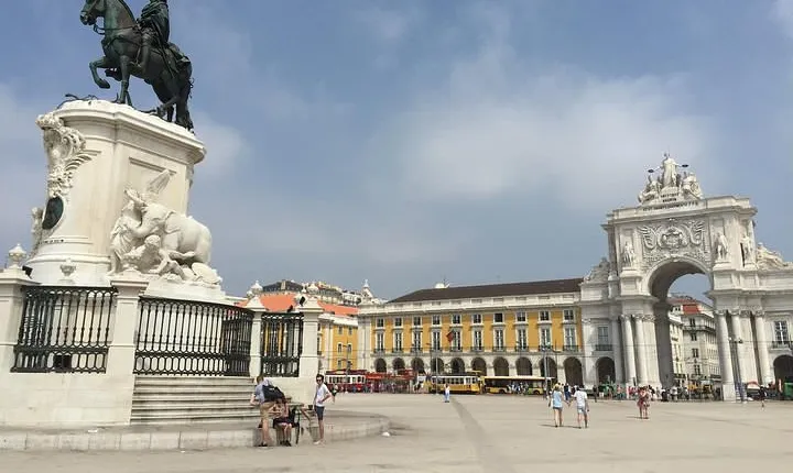 Private 2-Hour Sightseeing Tour in Lisbon