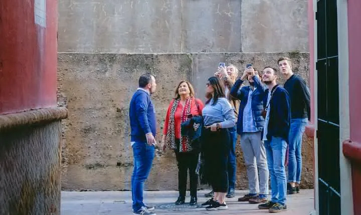 Small-group Jewish Quarter walking tour with tasty tapas & drinks