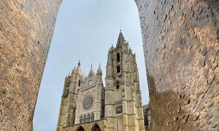 Cathedral DE Leon: tour with a Lioness art historian
