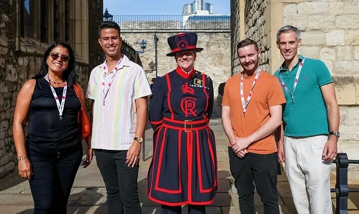Tower of London Guided Tour with Beefeater Meet & Crown Jewels