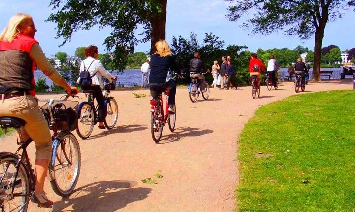 Bike tour through beautiful Hamburg - Outer Alster bike tour (min.4)