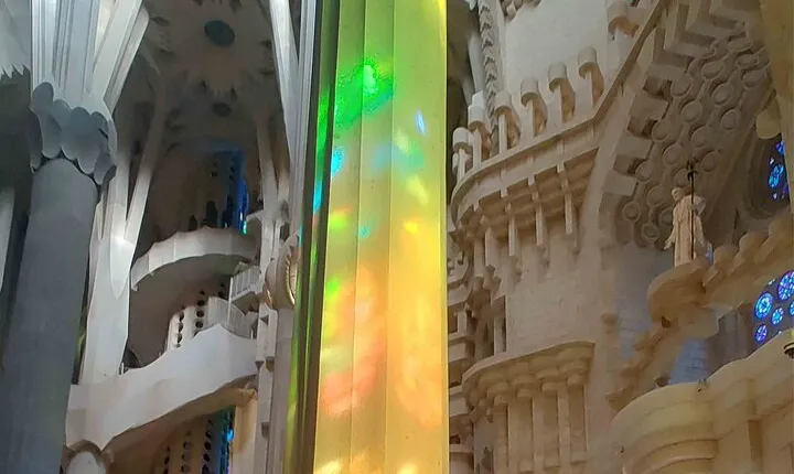 Small Group Tour in Barcelona Sagrada Familia with Tickets