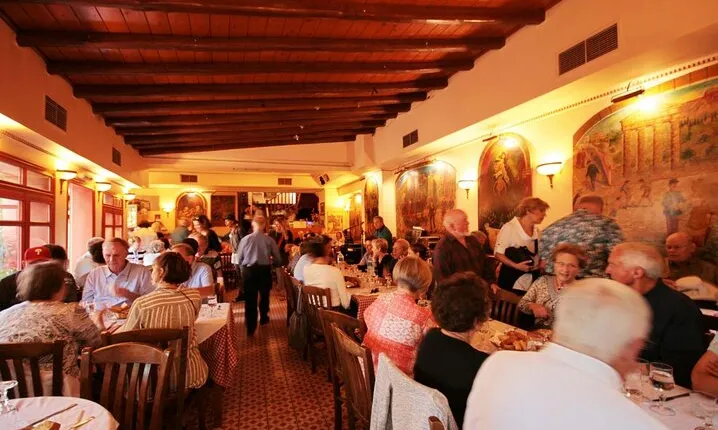 Athens by Night Festive Walking Tour and Musical Show