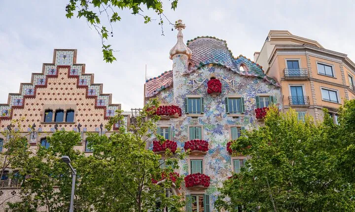 Casa Batlló Fast Track Tour with Gaudí Cube 360° Experience