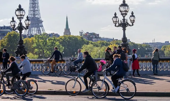 Private electric bike across the wonders of Paris (day)