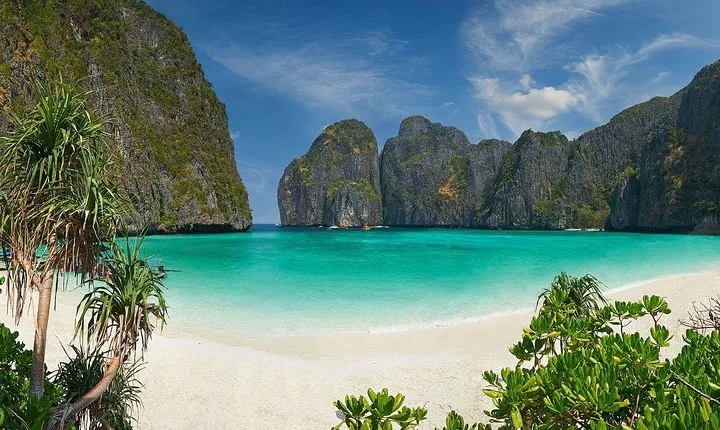 Phuket: Phi Phi Islands by Ferry with Snorkeling and Lunch