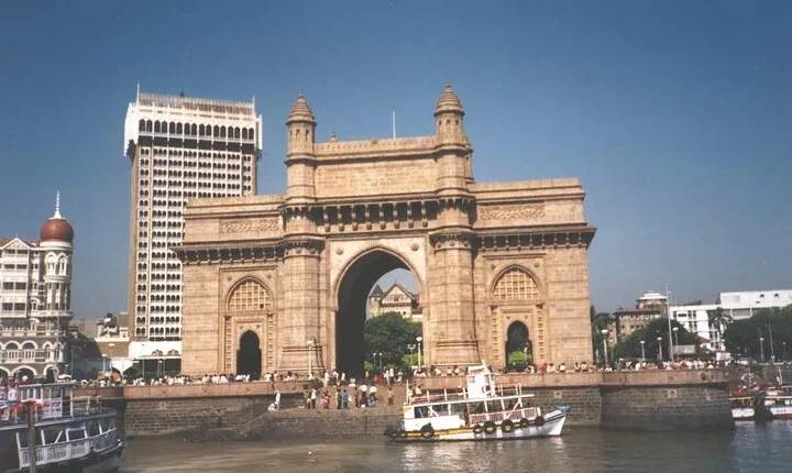 Mumbai Local City and Slum Tour by Car