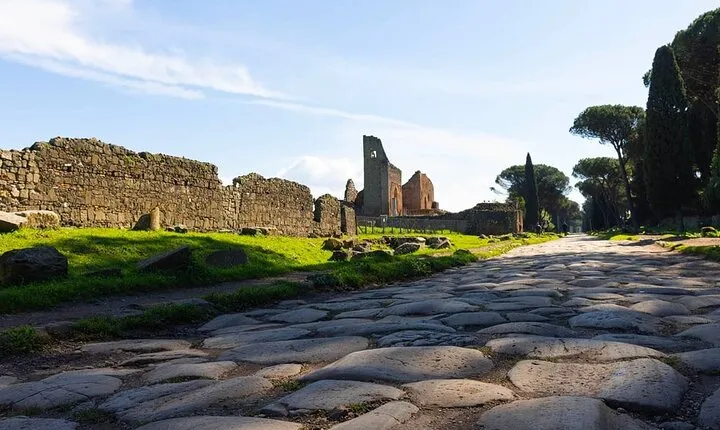 Walking through history by e-bike, along the Via Appia Antica!