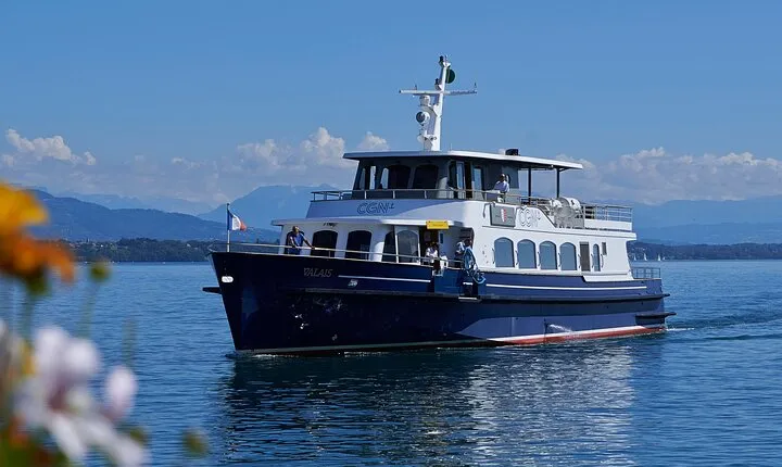 Audioguided sightseeing cruise of Geneva