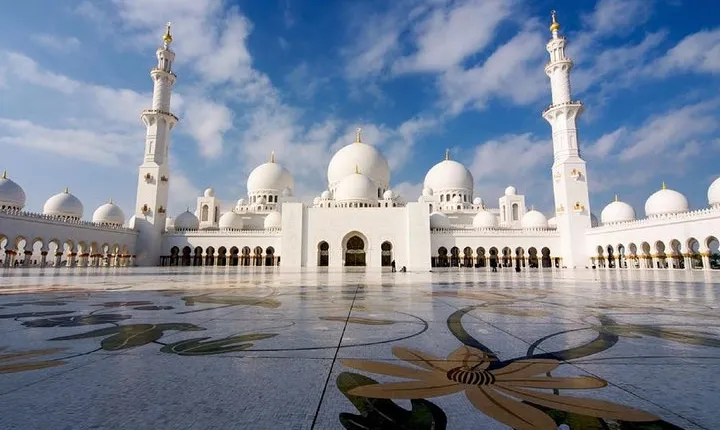 Abu Dhabi, Shiekh Zayed Mosque And Ferrari World Tour