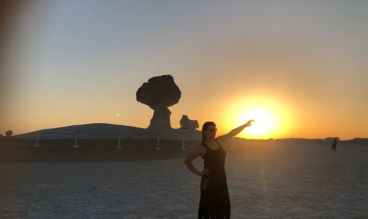 Private Tour in Bahariya Oasis and Black and White Desert