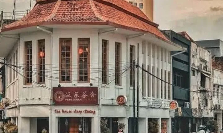 Jakarta Walking Tour with Public Transportation Visiting Sites