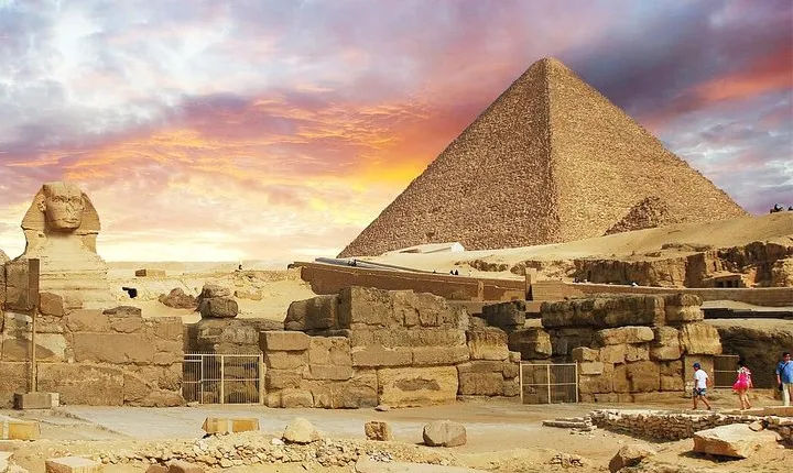 Tour to Giza Pyramids and The Egyptian Museum