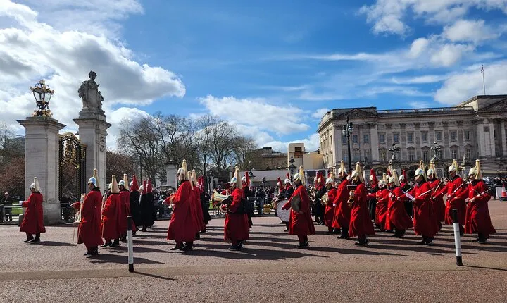 Exciting Half Day Walking Tour - See All London Sites