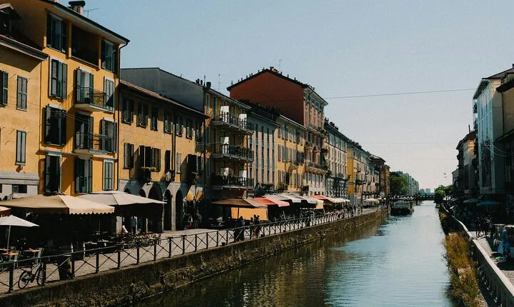Charming Canals: Professional Photoshoot at I Navigli